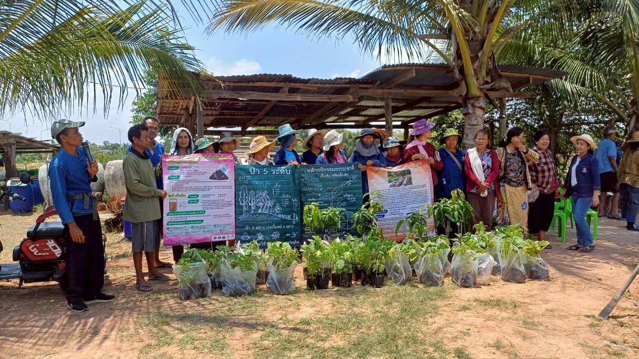 พช.นาโพธิ์ จังหวัดบถรีรัมย์ ขยายผลการน้อมนำหลักปรัชญาของเศรษฐกิจพอเพียง สู่ครัวเรือนโดยรอบศูนย์เรียนรู้การพัฒนาคุณภาพชีวิตตามหลักทฤษฎีใหม่ ประยุกต์สู่ “โคก หนอง นา”